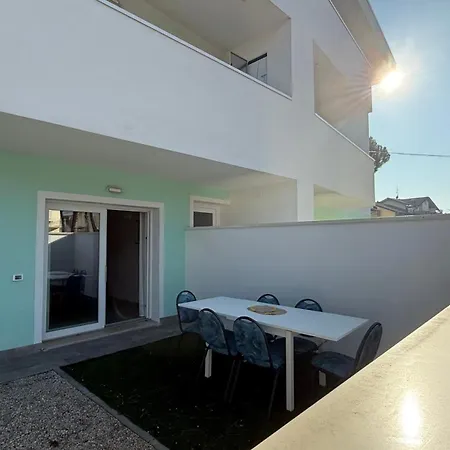 Cv003 - Cervia, Ampio Trilocale Con Corte Esterna E Posto Auto * Cervia